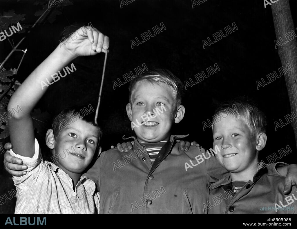 ARKIV STOCKHOLM 1956-08-16. De tre pojkarna som upptäckte fasadklättraren Panterns tjuvgömma med stöldgodset när de var ute och grävde mask fr. v. Thomas Andreen, Peter Holst-Hedberg och Mikael Holst-Hedberg på Lidingö 16:e augusti 1956. Den efterspanade fasadklättrande inbrottstjuven Herman Kruithof från Nederländerna alias "Pantern" som är misstänkt för flera juvelstölder både i Sverige och i Danmark greps av polisen efter två dagars spaning vid gömman med stöldgodset på Lidingö utanför Stockholm, i mitten av augusti 1956.. Foto: Arne Schweitz / EXP/ TT / Kod: 1049. **AFTONBLADET OUT**.