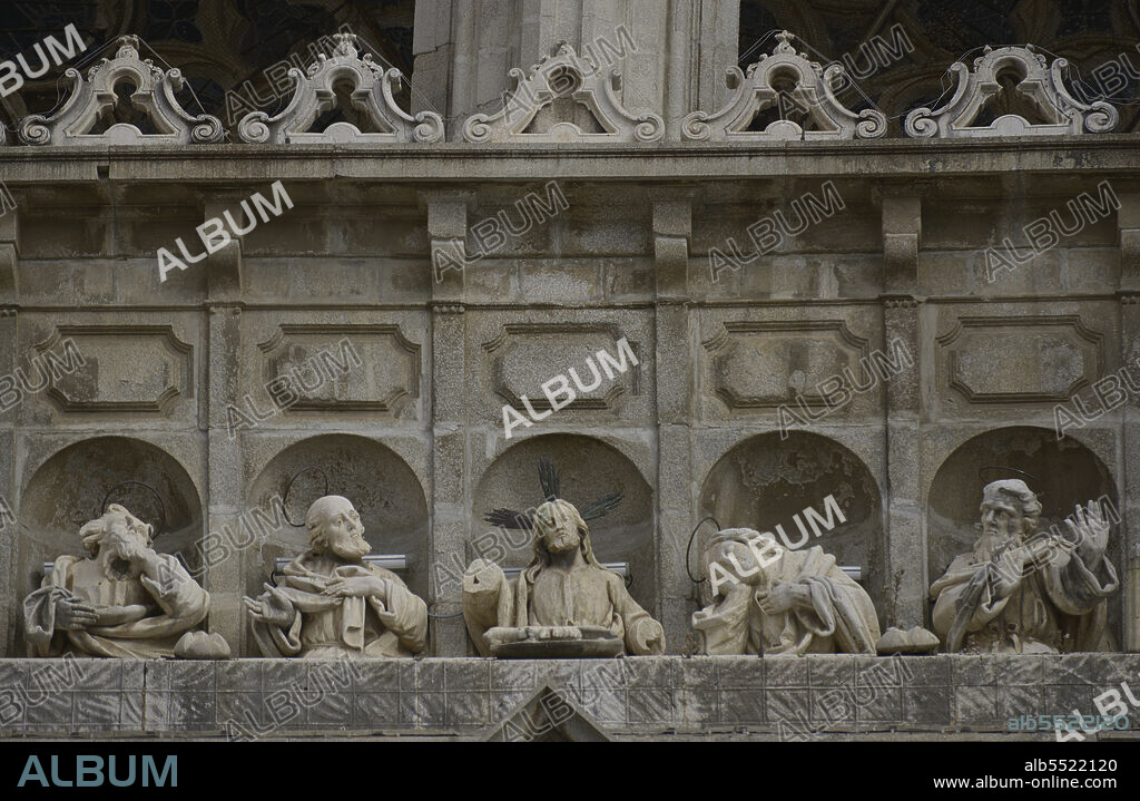 MARIANO SALVATIERRA SERRANO (1752-1808). SPANISH SCULPTOR.. España. Castilla-La Mancha. Toledo. Catedral de Santa María. Puerta del Perdón. Altorrelieve con una Última Cena que preside el centro de la fachada principal, obra de Mariano Salvatierra Serrano (1752-1808).