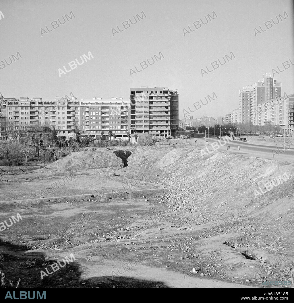 AVENIDA GENERAL PERON ESQUINA A LA CALLE ORENSE - FOTOGRAFIA EN BLANCO Y NEGRO - AÑOS 50.