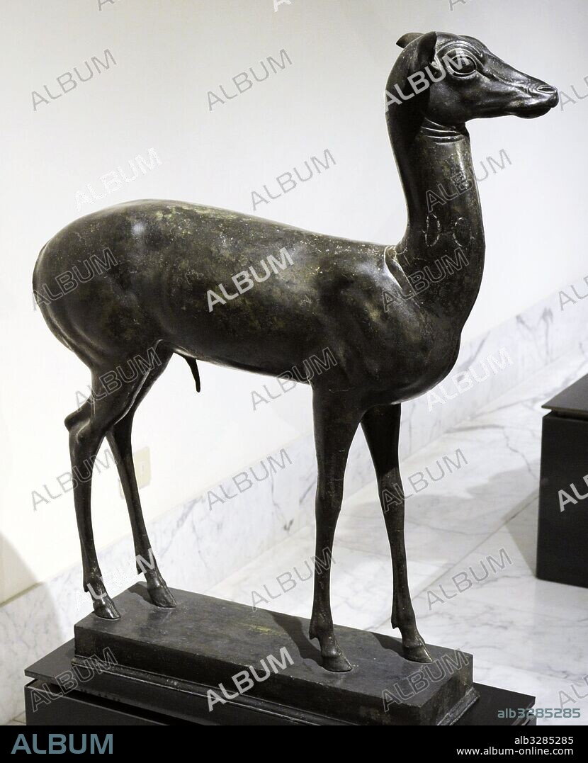 Estatua de ciervo. Bronce. Peristilo rectangular. Villa de los Papiros. Herculano. Museo Arqueológico Nacional. Nápoles. Italia.
