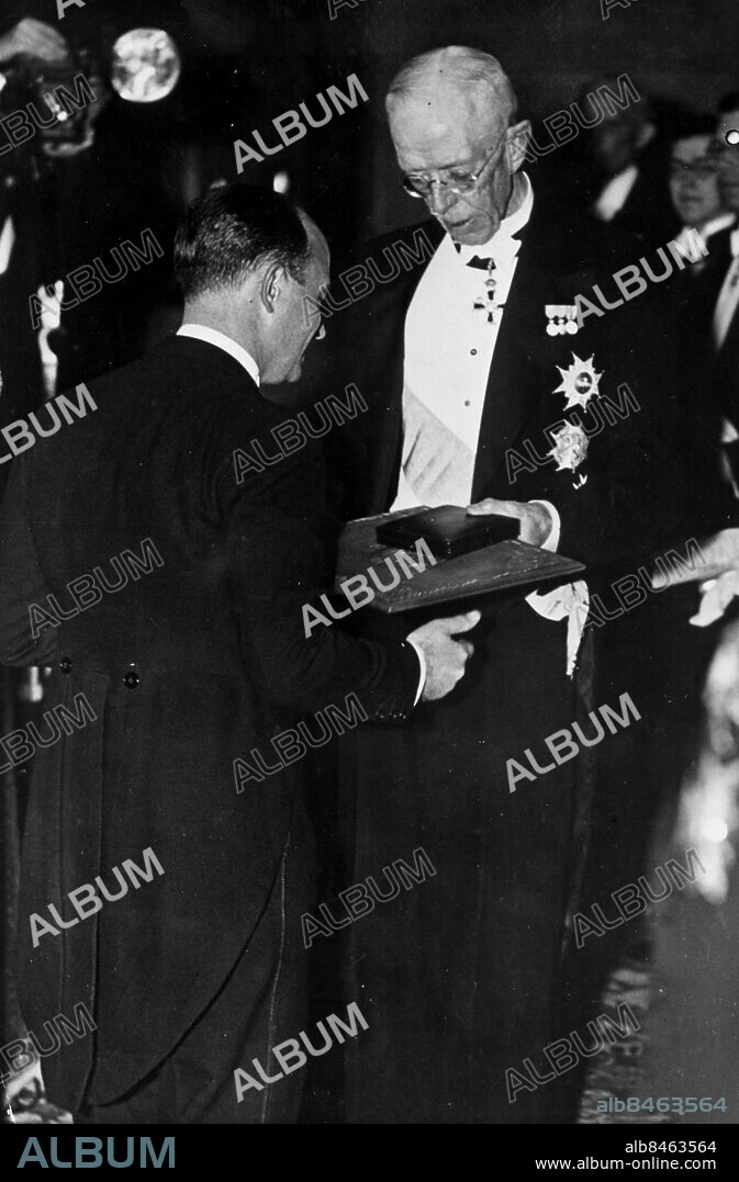 NOBEL PHYSICS:1938 - Physics laureate Enrico Fermi, Italy receiving his award from the Swedish >King Gustaf V. Foto: TT Kod: 194 COPYRIGHT SCANPIX SWEDEN.