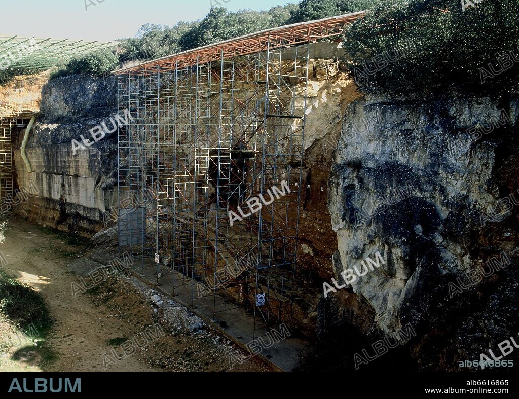 VISTA DE LA COVACHA DE LOS ZARPAZOS LUGAR DONDE SE ENCONTRARON MATERIALES FOSILESDE ENTRE 350000 Y 110000 AÑOS DE ANTIGÜEDAD.