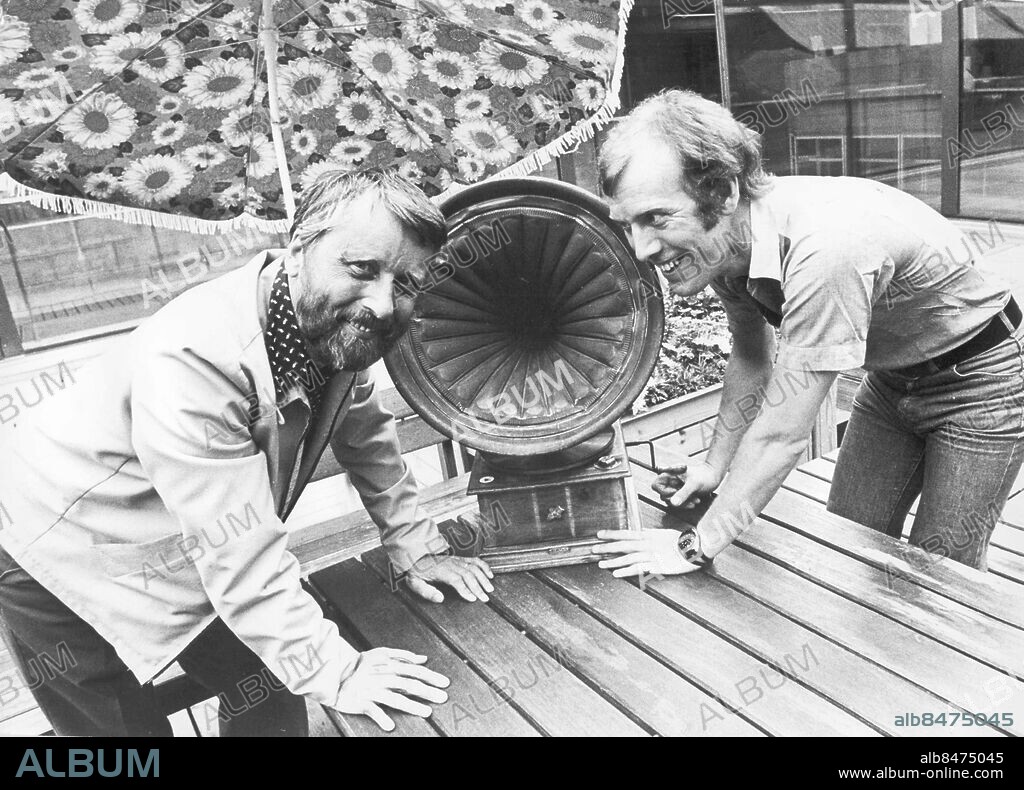 GÖTEBORG 1976-06-19.. De här två herrarna ska vara ciceroner i radion på midsommarnatten - Ulf Börje Berg och Jan Ellerås är både producenter och presentatörer för midsommarvakan i P3, som sänds från Göteborg. *** Local Caption *** GP Foto: Bengt Magnuzon / Kamerareportage / TT / Kod: 2524.