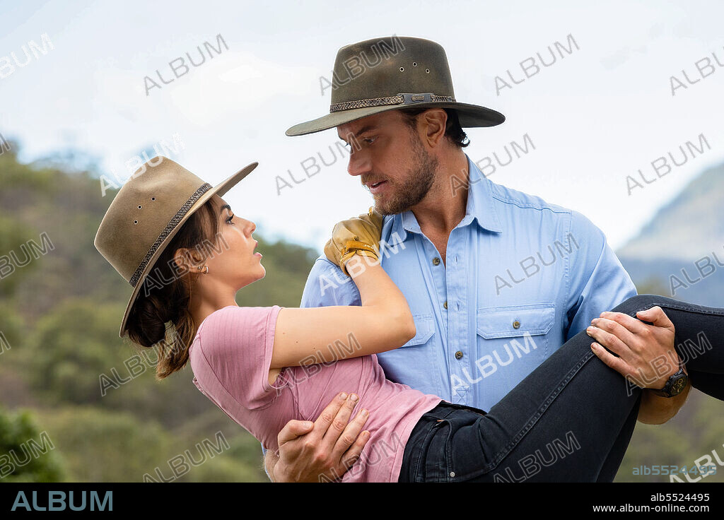 ADAM DEMOS and VICTORIA JUSTICE in A PERFECT PAIRING, 2022, directed by STUART MCDONALD. Copyright Screen Queensland.