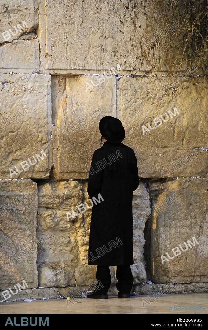 JUDIO ULTRAORTODOXO "HAREDIM" rezando ante el muro de las lamentaciones. Jerusalen. Israel.