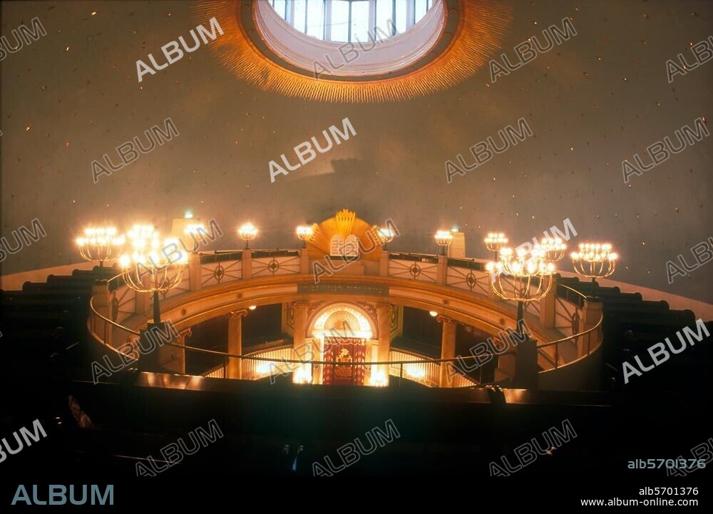 Wien (Österreich), 1. Bezirk, Wiener Stadttempel, Seitenstettengasse 4. (Synagoge, erbaut 1824-26; Arch.: Josef Kornhäusel). Innenansicht: Empore mit Kuppel. Foto, 2000.