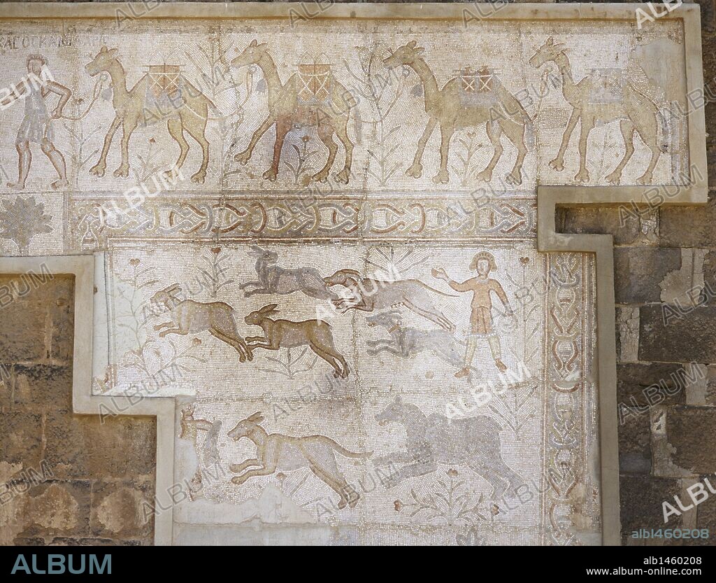 ARTE ROMANO. PROXIMO ORIENTE. BOSRA. MOSAICO romano en el TEATRO. En la parte superior, representación de una CARAVANA DE CAMELLOS y, en la inferior, una ESCENA DE CAZA. Siria.