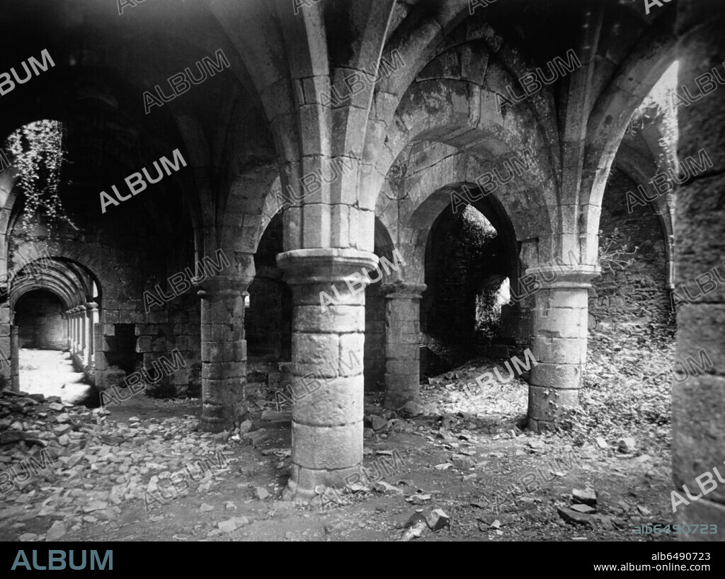 COCINA DEL MONASTERIO DE SOBRADO DE LOS MONJES ANTES DE SU RESTAURACION - SIGLO XV.