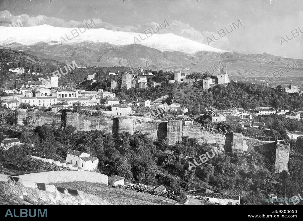 1918. Las Viejas Murallas de la alcazaba Cadima, Granada, la Alhambra Y, al Fondo, Sierra Nevada.