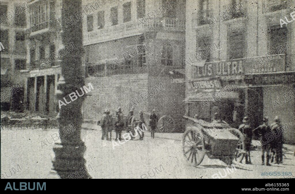 GOLLONET ANGEL. ROJO Y AZUL EN GRANADA 1937-SOLDADOS FRANQUISTAS EN LA PLAZA DEL CARMEN.