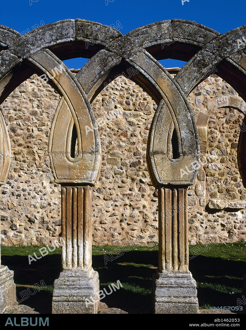 ARTE ROMANICO. ESPAÑA. SAN JUAN DE DUERO. Detalle de los ARCOS APUNTADOS Y ENTRELAZADOS del claustro del s. XIII, perteneciente al antiguo monasterio de la orden de los Templarios. Posee elementos románicos, góticos, mudéjares e influencias orientales. SORIA. Castilla-León.
