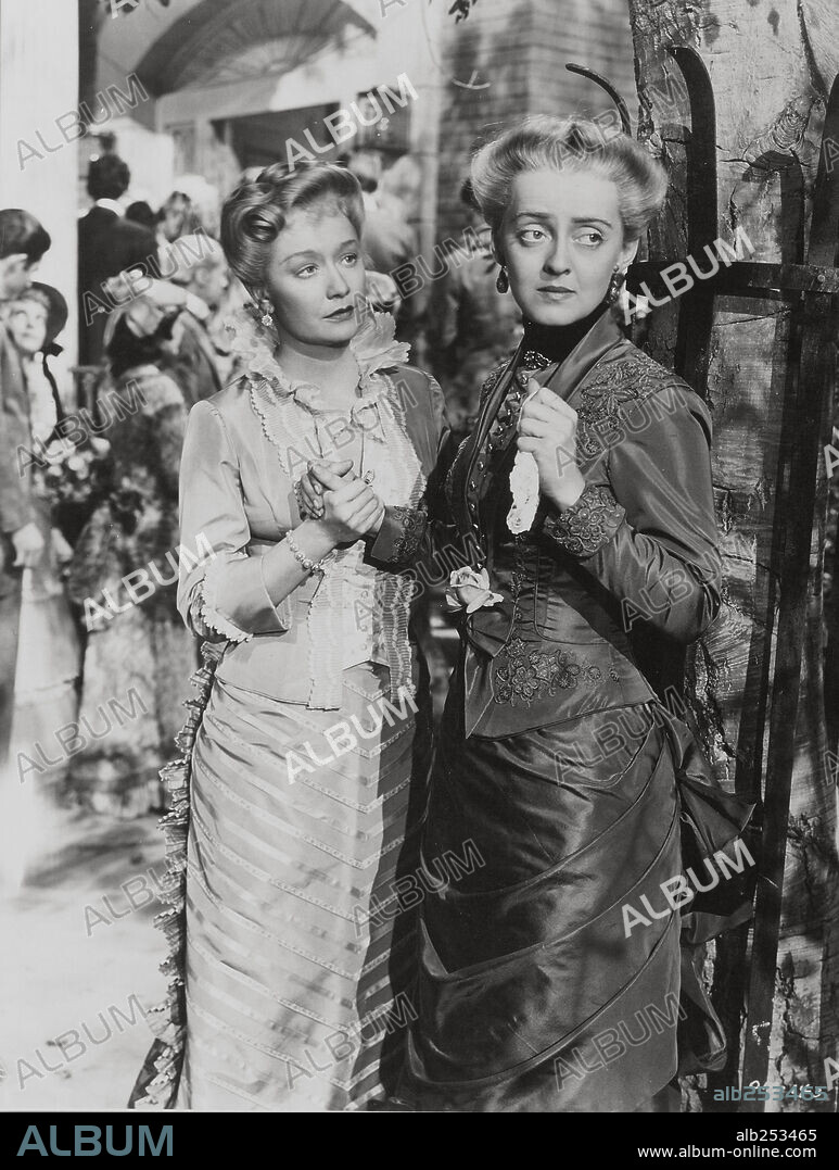 BETTE DAVIS and MIRIAM HOPKINS in THE OLD MAID, 1939, directed by EDMUND GOULDING. Copyright WARNER BROTHERS.