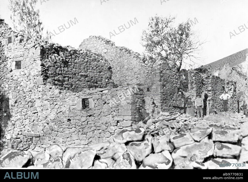 July 21, 1918. A town destroyed by fire. Ruins of the Fuente neighborhood, in the town of Otero de Guardo (Palencia).