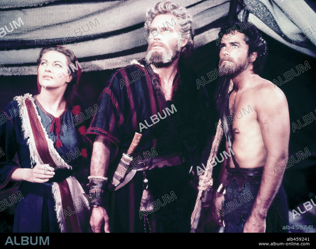 CHARLTON HESTON, JOHN DEREK et YVONNE DE CARLO dans THE TEN COMMANDMENTS, 1956, réalisé par CECIL B DEMILLE. Copyright PARAMOUNT PICTURES.