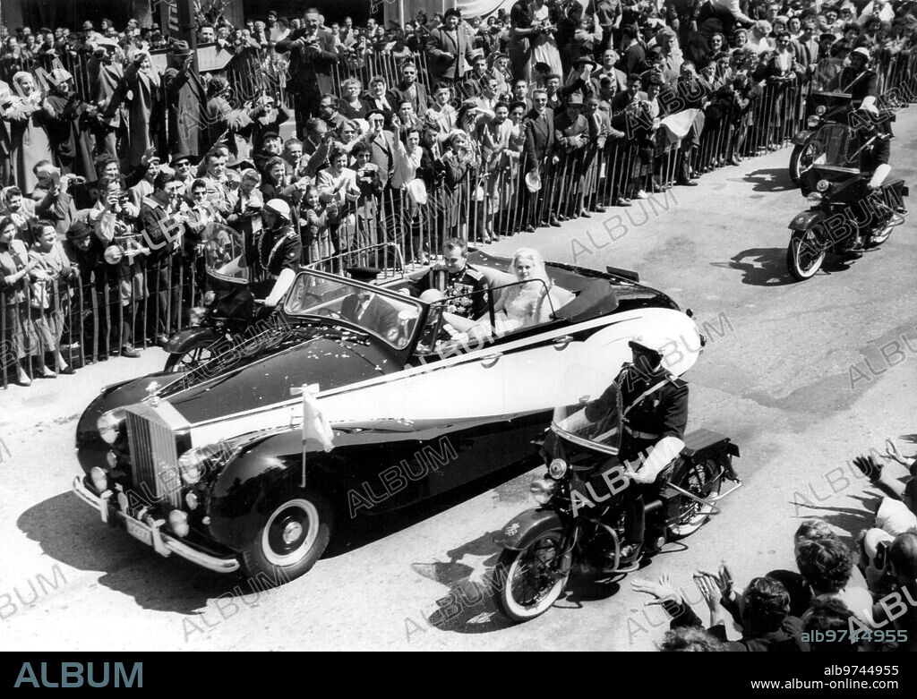 Mónaco, 19/04/1956. Boda entre Rainiero III de Mónaco y Grace Kelly. En la imagen, la pareja en el Rolls Royce tras salir de la catedral.