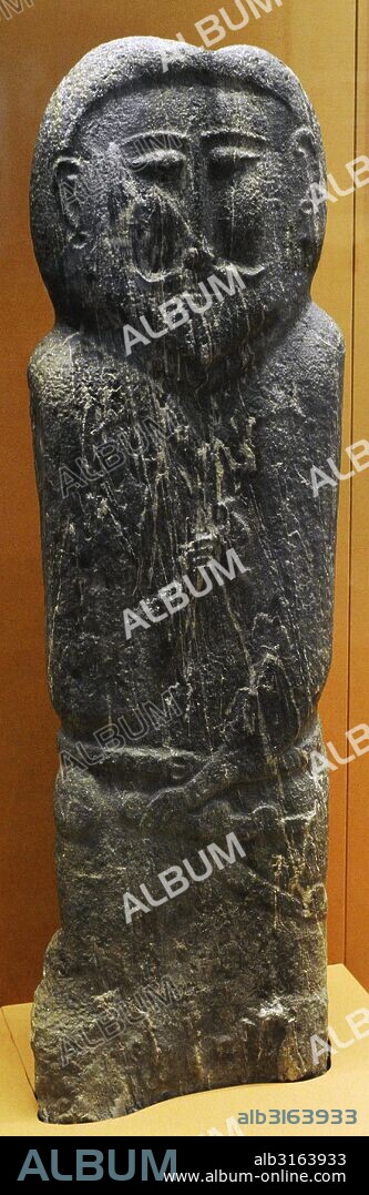 Arte antiguo. Pueblos nómadas de Siberia. Estatua de guerrero. Piedra. Siglos VIII-X. Atai. Región de Kosh-Agach. Museo del Hermitage (The State Hermitage Museum). San Petersburgo. Rusia.
