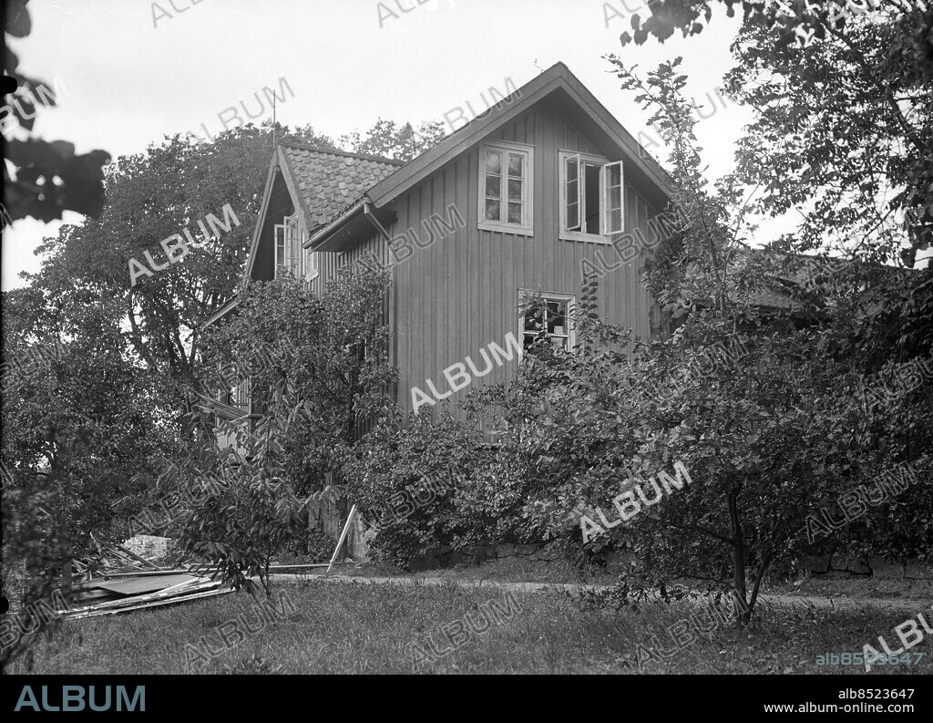 Göteborg - 1937-10-11 - Hus - Villa i Bjurslätt på Hisingen - den har enligt GT tillhört chefredaktören S A Hedlund på Handelstidningen - Slätta Damm och omårdet däromkring blev ju Hedlunds livsverk och omkring år 1937 rivs husen - på 1960-talet fanns ett enda kvar. Det var en gul liten villa som låg norr om de inhuggna namnen i berget (där Arvid Lindmansgatan börjar). Därlåg också huvudbyggnaden med björken som Viktor Rydberg en gång planterade - *** Local Caption *** GT - Låda 1937-oktober-01 . KAMERAREPORTAGE.