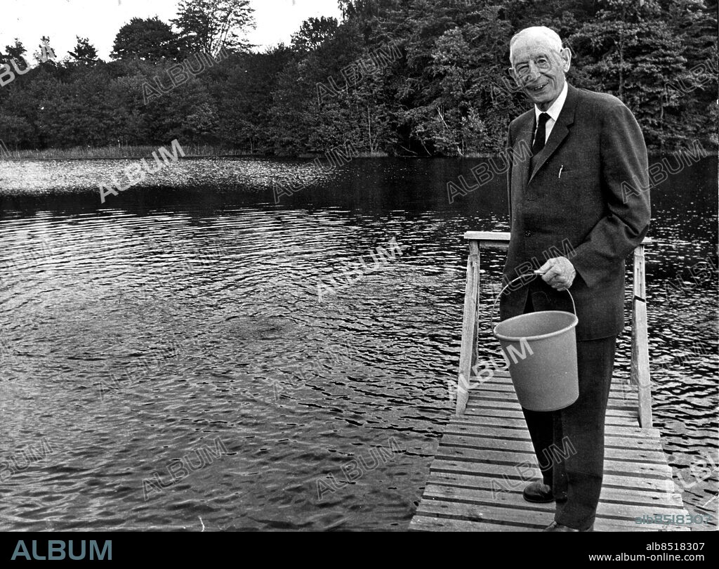Simontorps säteri vid Blentarp i Skåne. Ruben Rausing vid naturligt laxöringstillhåll innanför ägorna. 1965. (c) C.A Raasum / Sydsvenskan / IBL.