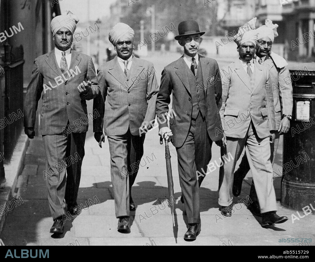 King's Indian Orderly Officers Arrive.Right to left, Risaldar Major Anno Khan, Subadar Wali Muhammad Khan, Subadar Abdul Subhan and Risaldar Muhammad Qadir Khan with Col. McPherson on arrival at their headquarters at Victoria this morning.The four Indian Officers who act this year as the King's Indian Orderly Officers, arrived in London this morning. April 28, 1933. (Photo by London News Agency Photos Ltd.).