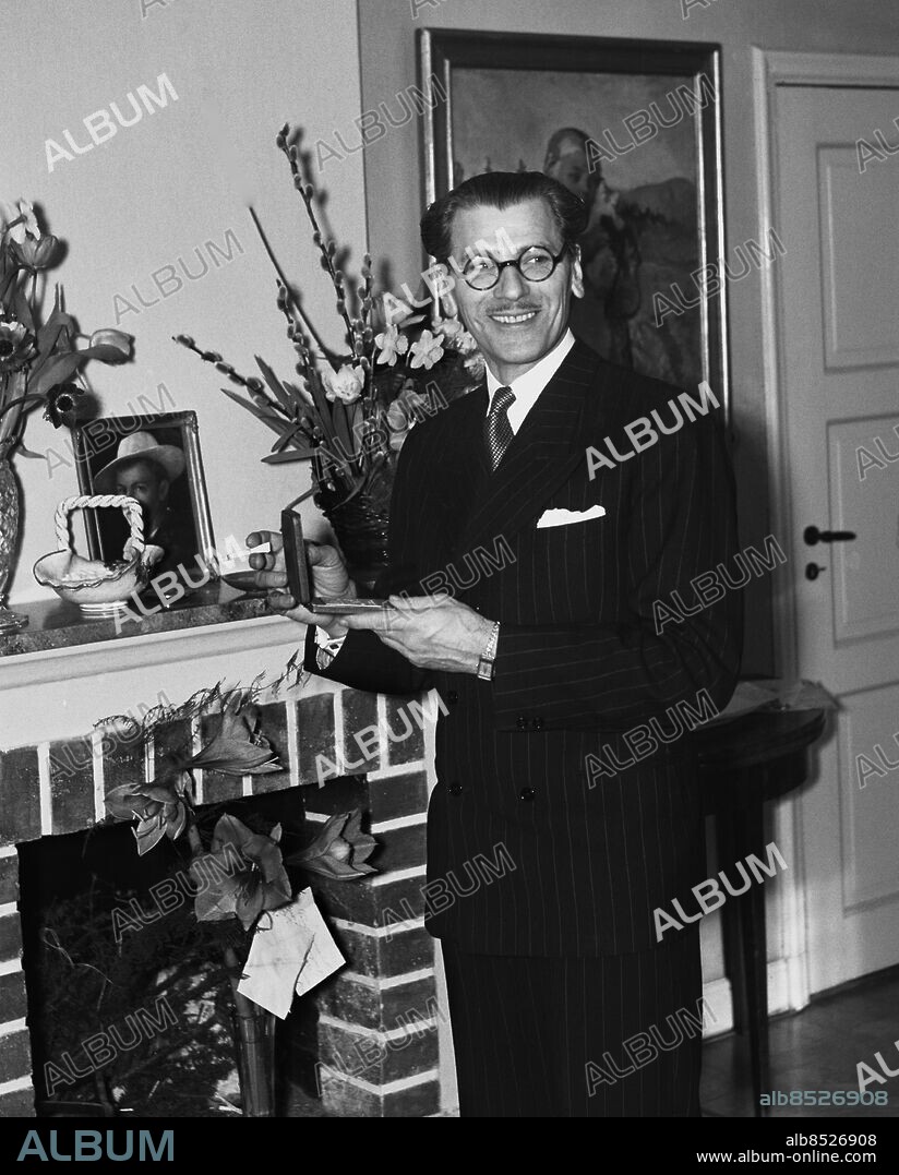 ARKIV 1943, Edvin Adolphson (1893-1979), skådespelare och regissör, far till Kristina och Olle Adolphson. Debuterade i Norrköping 1912, spelade sedan på bla Vasan och Dramaten. Gjorde över 100 filmroller under karrären. TV-serien "Markurells" 1968 medverkade till att göra honom till en av landets mest folkkära skådespelare. 1929 regisserade han den första svenska ljudfilmen "Säg det i toner". Här är han fotograferad på sin 50-årsdag.. Swedish actor Edvin Adolphson.. Foto: TT Historical/1900. Scanpix Sweden.