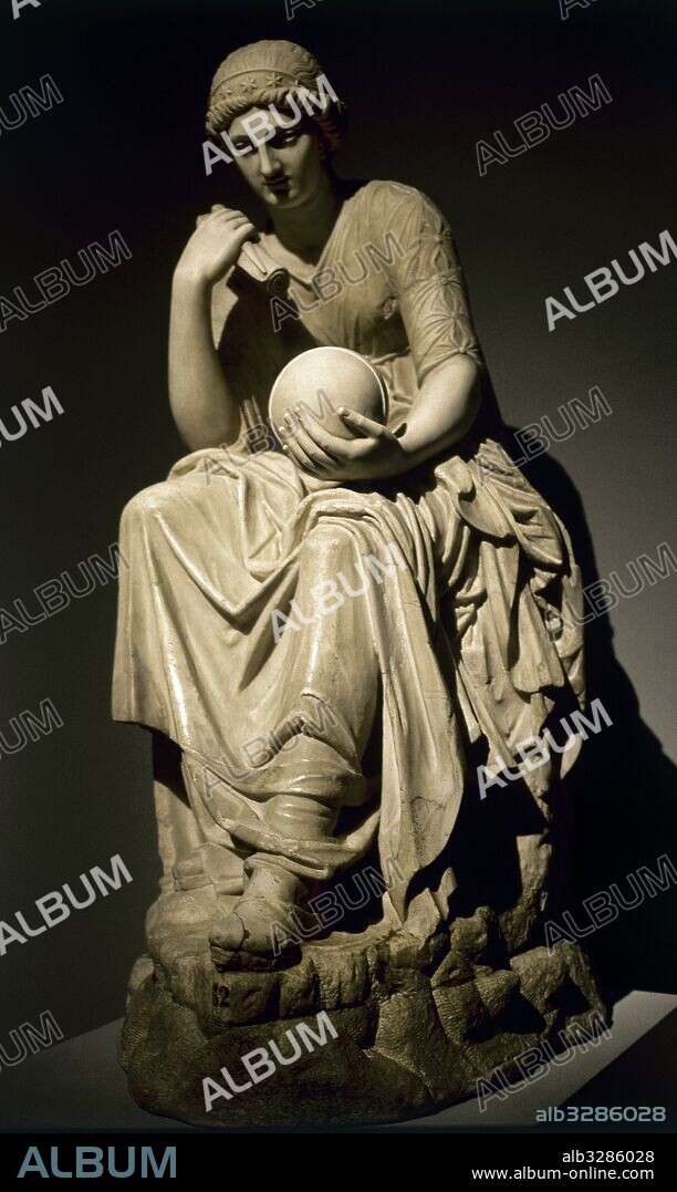 MUSAS GRIEGAS, hijas de Zeus y de Mnemosine. Eran nueve, siendo las inspiradoras de las artes. MUSA URANIA. Se le atribuye la ASTRONOMIA. Estatua de mármol procedente de la Villa Adriana. Pertenece a la colección de la reina Cristina de Suecia.