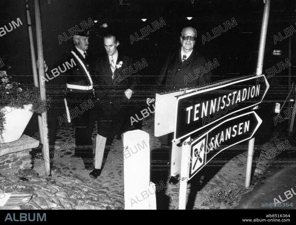 BÅSTAD 19750918 - Militärjuntans kupp i Chile. Tage Erlander och Harald Edelstam, tidigare ambassadör i Chile demonstrerar mot Chiles deltagande i Davis Cup-semifinalen 1975 i Båstad . Foto: Tommy Wiberg Kod: 46 COPYRIGHT SCANPIX SWEDEN.