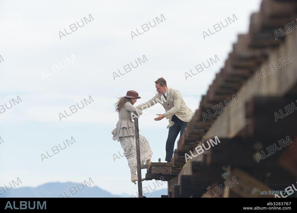 ALICIA VIKANDER and MICHAEL FASSBENDER in THE LIGHT BETWEEN OCEANS, 2016, directed by DEREK CIANFRANCE. Copyright HEYDAY FILMS/LBO PROD/DREAMWORKS SKG/PARTICIPANT MEDIA/RELIA.