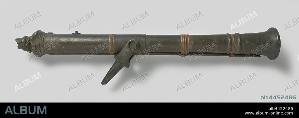 Captured Ordnance Captured ordnance Lantaka, Lilla, bronze front loader. The round barrel has a trumpet-shaped mouth and the rear part is thicker, the barrel is covered with rattan in three places. The hollow tail for a wooden guide stick has largely broken off. Before the sun hole a directional button. The eyes of the aim are completely forged around the taps, so that the piece cannot be lifted out of the aim, Indonesia, anonymous, Indonesian Archipelago (possibly), c. 1750 - c. 1850, bronze (metal), rattan, bamboo, forging, total: l 84 cm × d 10.3 cm l 6 cm l 78 cm c 4 cm total: w 15.8 kg.