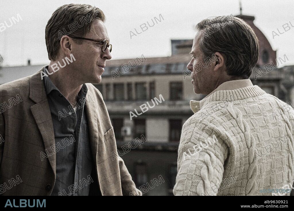 DAMIAN LEWIS und GUY PEARCE in A SPY AMONG FRIENDS, 2022, unter der Regie von NICK MURPHY. Copyright INDEPENDENT TELEVISION (ITV).
