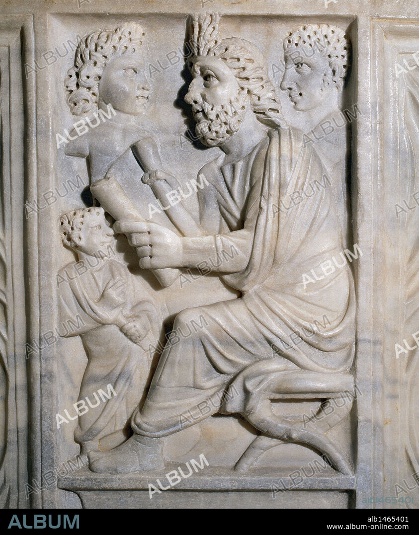 ARTE PALEOCRISTIANO. ESPAÑA. "SARCOFAGO DEL PEDAGOGO". Detalle de uno de sus relieves, donde aparece representado el maestro pedagogo enseñando a sus alumnos (s. III d. C.). Museo Nacional Arqueológico. Tarragona. Cataluña.