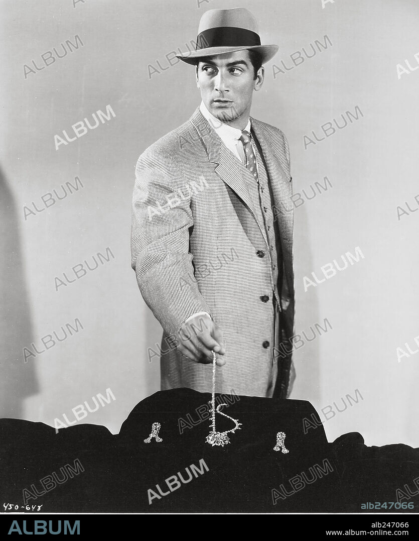 RAY DANTON en LA LEY DEL HAMPA, 1960 (THE RISE AND FALL OF LEGS DIAMOND), dirigida por BUDD BOETTICHER. Copyright WARNER BROTHERS.