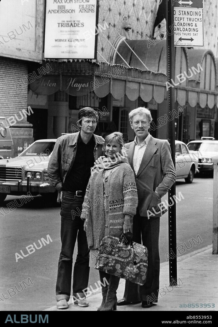 ARKIV 1977-10-13. Författaren Per Olov Enquist och skådespelarna Max von Sydow och Bibi Andersson på Broadway där de sätter upp "Tribadernas natt".. Foto: Harald Hamrin/SCANPIX/ Kod: 192.