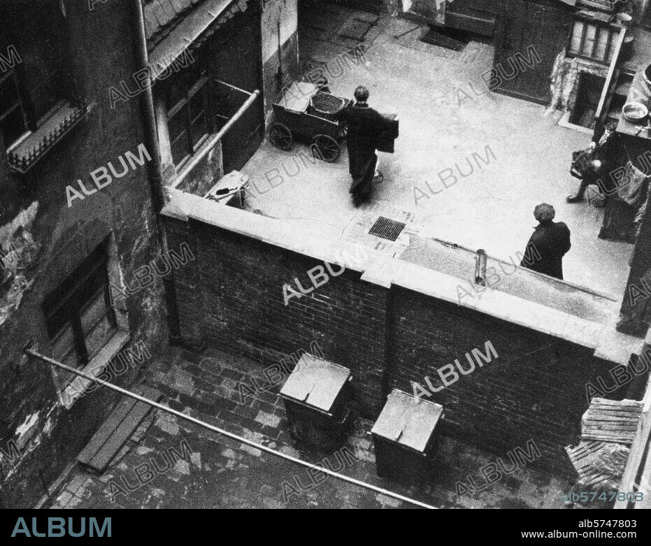 Berlin-Mitte, Scheunenviertel. Blick in einen Hinterhof in der Grenadierstraße. Foto, Abraham Pisarek, undat. (um 1935).
