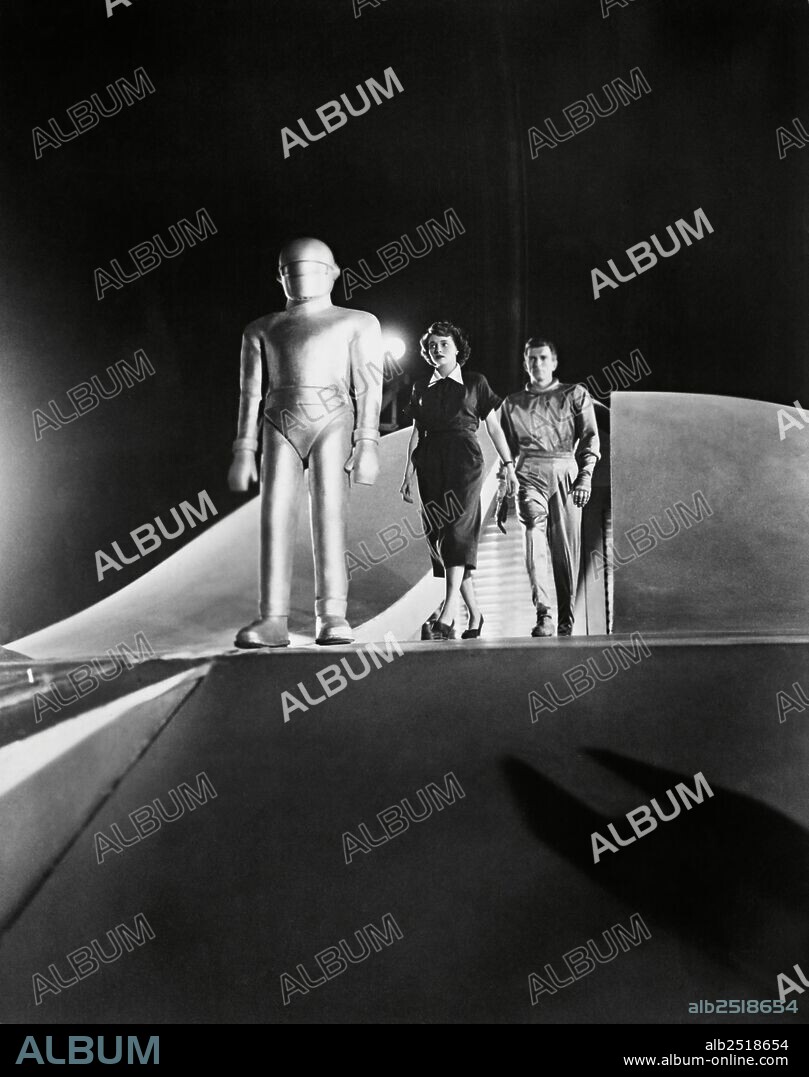 MICHAEL RENNIE y PATRICIA NEAL en ULTIMÁTUM A LA TIERRA, 1951 (THE DAY THE EARTH STOOD STILL), dirigida por ROBERT WISE. Copyright 20TH CENTURY FOX.