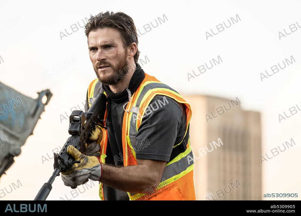 SCOTT EASTWOOD en DESPIERTA LA FURIA, 2021 (WRATH OF MAN), dirigida por GUY RITCHIE. Copyright Metro-Goldwyn-Mayer (MGM).