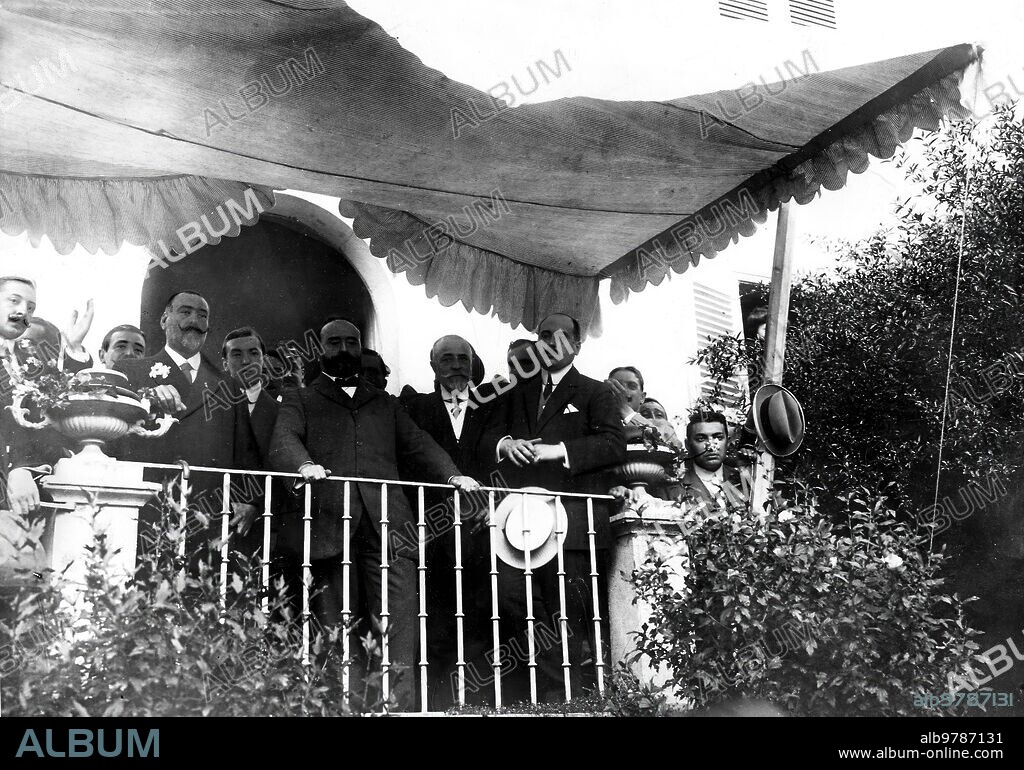 Julio 1910. El Sr. la cierva en Deva. El ex ministro conservador D. Juan de la cierva Pronunciando un discurso después del banquete con que Fue agasajado en el palacio de Lersundi.