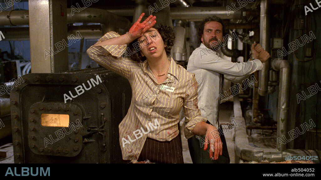 GUILLERMO TOLEDO y MONICA CERVERA en CRIMEN FERPECTO, 2004, dirigida por ALEX DE LA IGLESIA. Copyright PANICO FILMS.