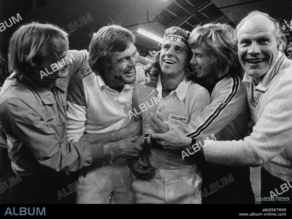 Stockholm 1975-12-21. Landslaget i Tennis 1975 efter segern i Davis Cup mot Tjeckoslovakien i Kungliga Tennishallen i Stockholm. Från vänster Birger Andersson, Ove Bengtson, Björn Borg, Rolf Norberg och Lennart Bergelin.. ***. The Swedish Davis Cup team 1975 from left, Birger Andersson, Ove Bengtson, Bjorn Borg, Rolf Norberg and Lennart Bergelin after Sweden defeated Czechoslovakia in the final, which was held at the Kungliga Tennishallen in Stockholm, Sweden, on 19-21 December.. Photo: Folke Hellberg / DN / SCANPIX / Kod: 23 **SvD OUT**.
