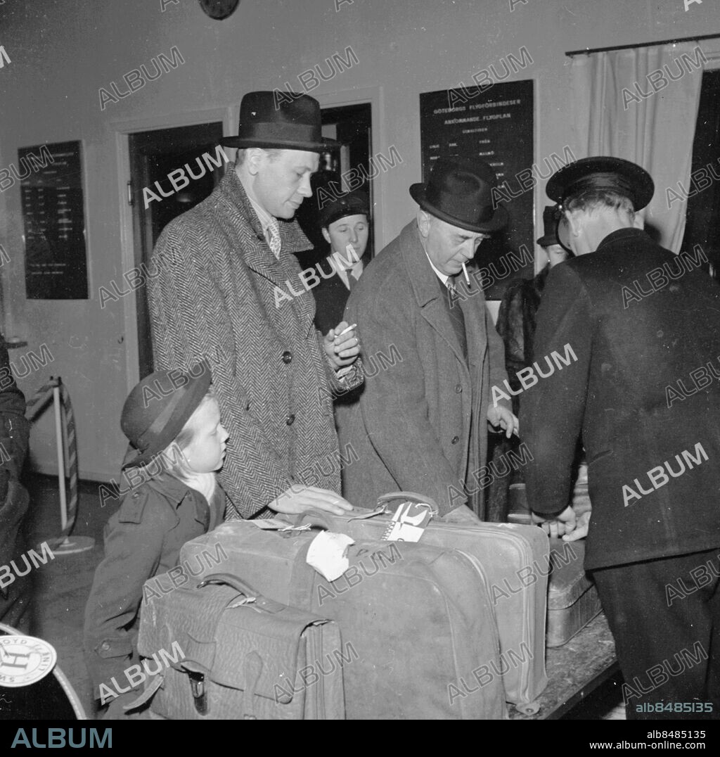 Transatlanticdirektören Gunnar Carlsson ankommer på Torslanda ifrån Unnra i London. Februari 1946. *** Local Caption *** GP. KAMERAREPORTAGE.