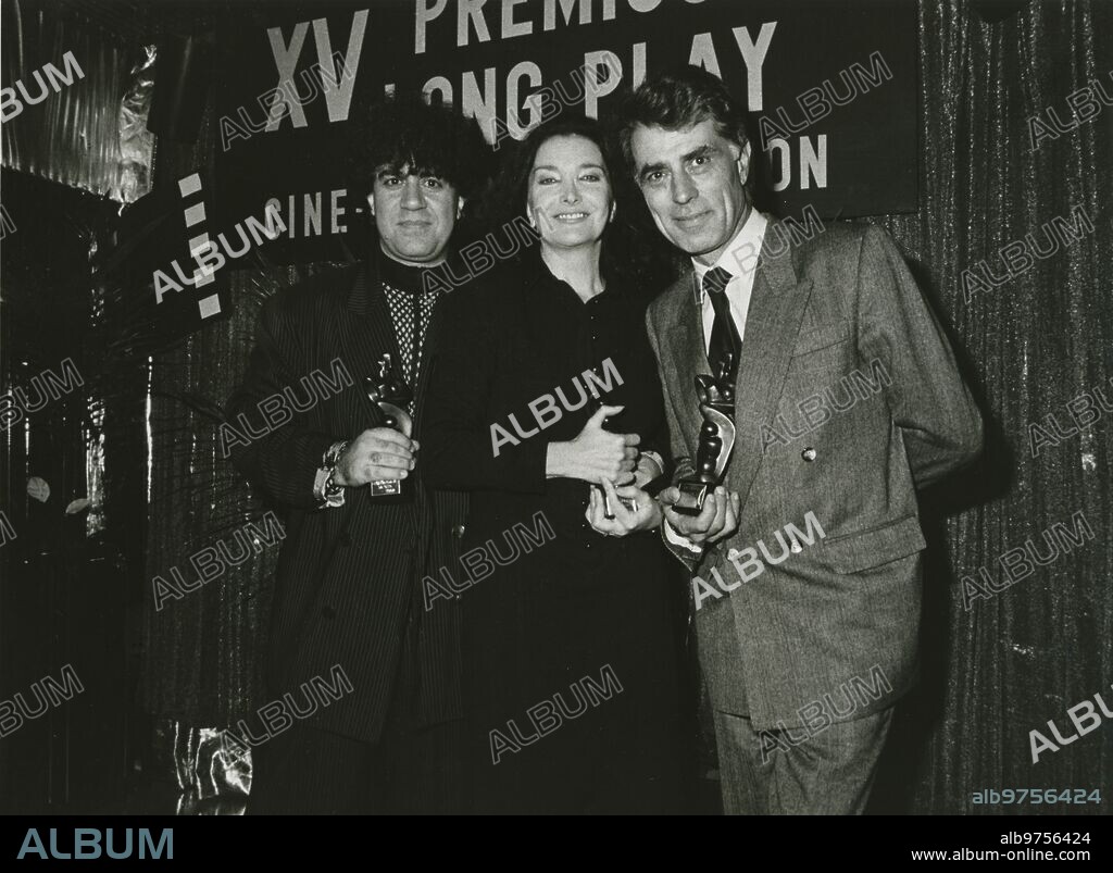 18/12/1987. Almodóvar, Nuria Espert y Jesús Hermida con sus galardones en los premios Long Play.