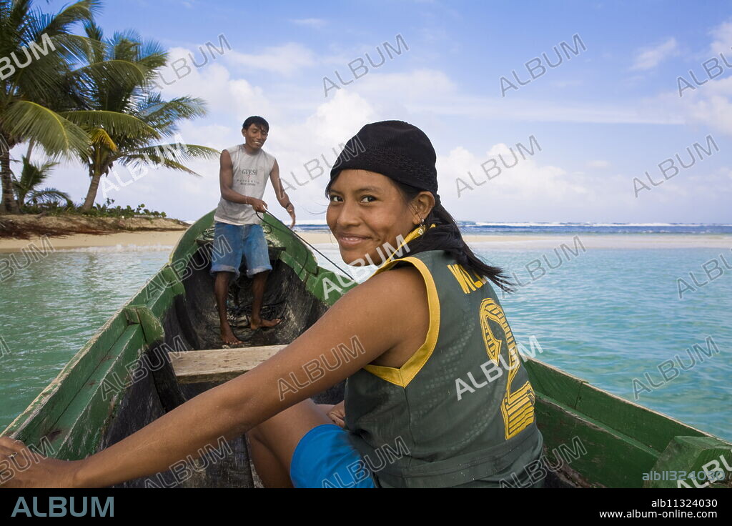 Kuna Indians in dug out canoe, Isla Tigre, San Blas Islands, Comarca de Kuna Yala, Panama, Central America.