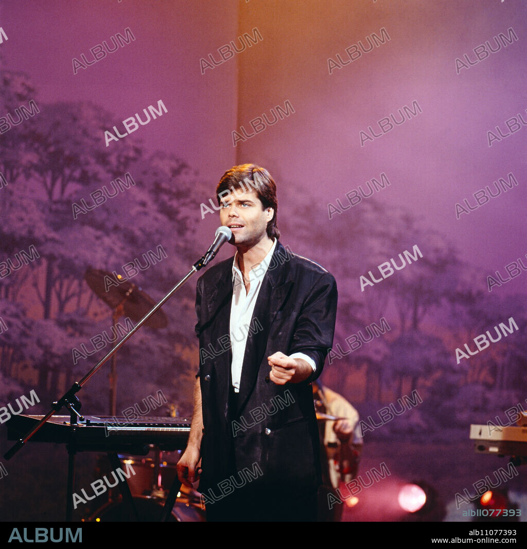 Thomas Fuchsberger, also Tommy Fuchsberger, German singer, composer, during a TV appearance he sings songs from his CD: Valet Parking, Germany, 1989.