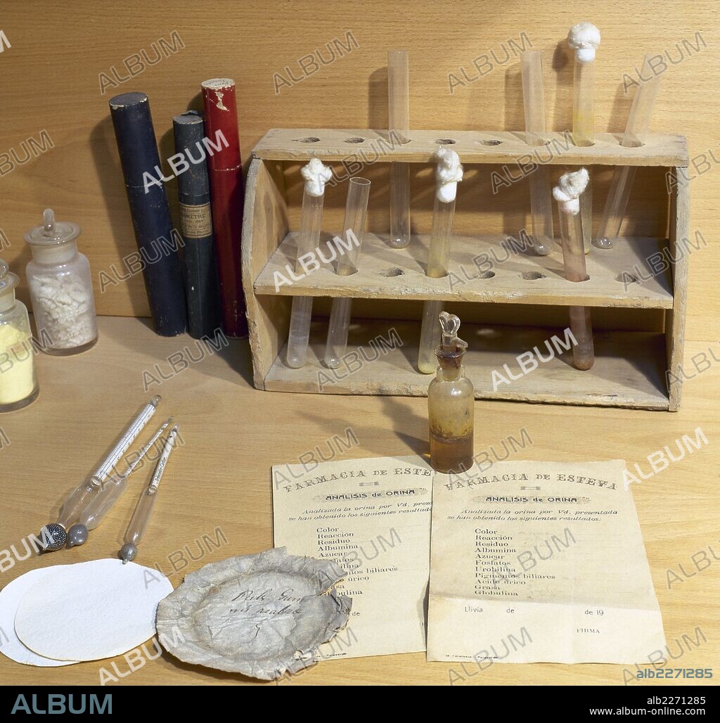 HISTORIA DE LA MEDICINA. TUBOS DE ENSAYO, ANALISIS DE ORINA y TERMOMETROS ANTIGUOS. Museo Municipal de Llívia. Comarca de la Cerdanya. Provincia de Girona. Cataluña.