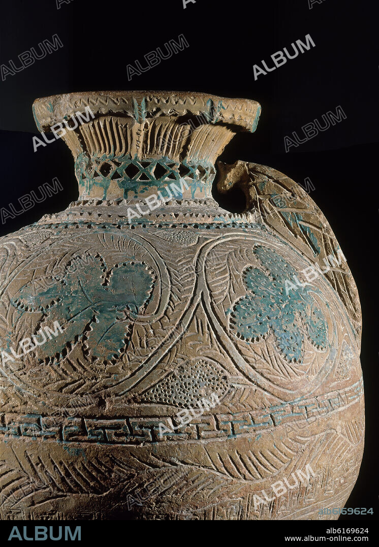 TINAJA MUDEJAR TOLEDANA CON DECORACION TALLADA SOBRE EL BARRO PARCIALMENTE VIDRIADA Y DECORADA CON HOJAS DE VID - SIGLO XIV.