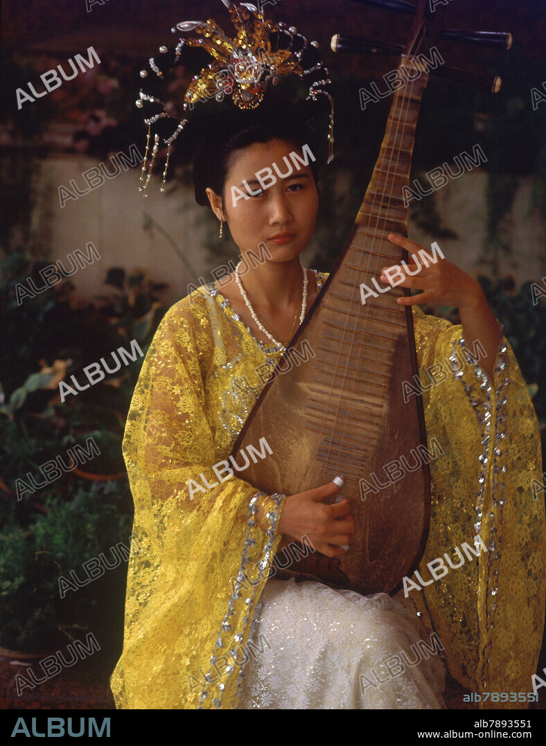 GEISHA TOCANDO LA PI-PA-LAUD CHINO DE CUATRO CUERDAS.