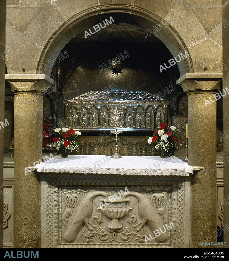 SANTIAGO (Betsaida,? -Jerusalén, h.42). Apóstol, con Pedro y Juan, uno de los discípulos predilectos de Jesús. ARCA DE PLATA que contiene reliquias del Apóstol y de San Teodoro y San Atanasio. Se encuentra en la CRIPTA bajo el altar mayor de la Catedral de Santiago de Compostela. Provincia de La Coruña. Galicia. España. CAMINO DE SANTIAGO.