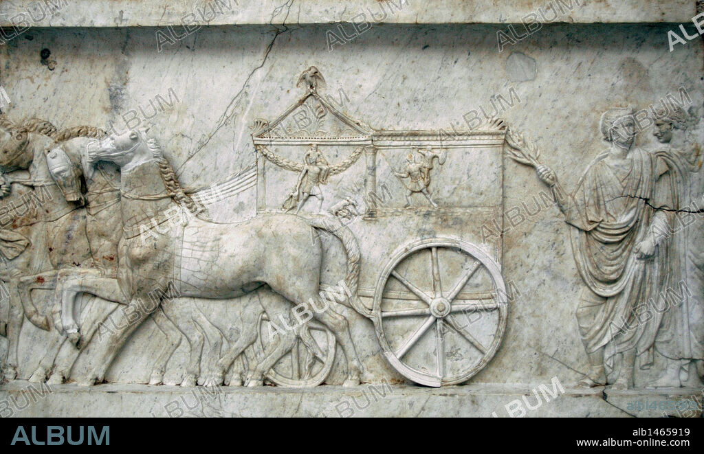 ARTE ROMANO. Relieve romano en mármol procedente de un monumento conmmemorativo de la Batalla de Actium (31 b. C.). Detalle de una escena procesional. Museo de Bellas Artes. Budapest. Hungría.