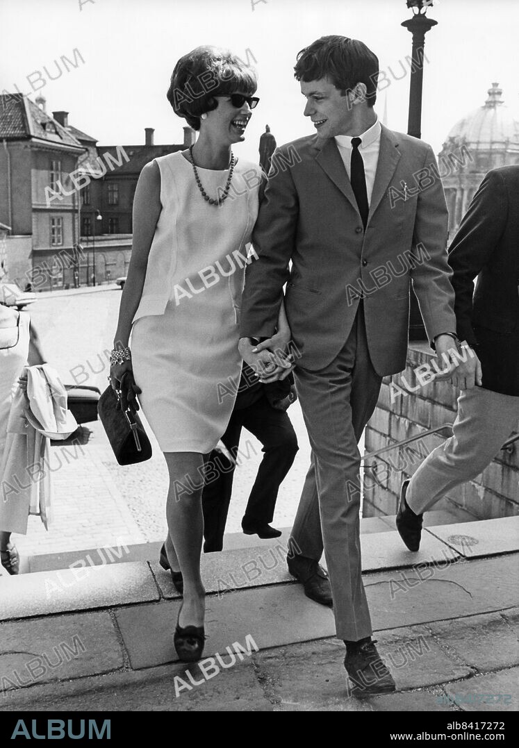 ARKIV STOCKHOLM 19670615 . Clark Olofsson, med en handboja kring sin vänstra handled, vandrar uppför trapporna till Svea hovrätt tillsammans med flickvännen Madiorie Britmer. Olofsson söker mildring i domen för försök till polismord sommaren 1966.. Foto: Dagens Nyheter / SCANPIX / Kod: 192. **SVD OUT**.