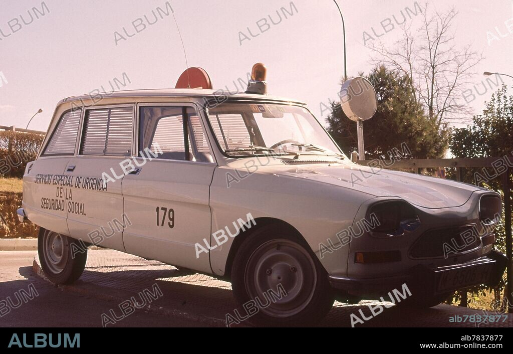 COCHE DE EMERGENCIAS CITROEN AMI - FOTO AÑOS 70.