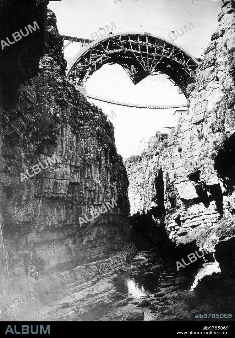El puente mas alto del Mundo. El puente nuevo de Constantina (Argelia), sobre el barranco del Rhummel, A 110 Metros de altura sobre el nivel del Río. El grabado Representa el mayor de los Arcos (77 Metros de Luz). Que Constituyen el Puente, cuya longitud total Es de 450 Metros.